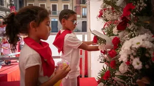 La ofrenda infantil a San Fermín congrega a miles de niños en Pamplona