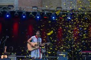 Javi Robles levanta a la plaza Compañía en un concierto para los de casa