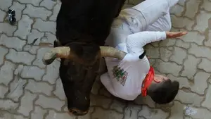 San Fermín | La mala suerte del corredor corneado: pisoteado antes en el callejón