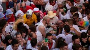 San Fermín | El multitudinario encierro de la villavesa termina con la caída de Induráin en el callejón