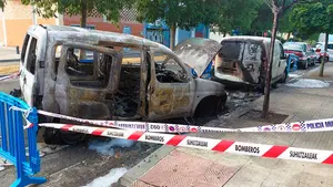 Madrugada de fuego: investigan el incendio de dos furgonetas aparcadas en la Rochapea
