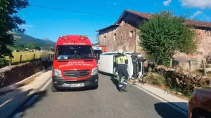 Cuatro personas heridas al volcar su coche y empotrarse contra un muro en Navarra