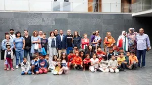 Navarra da la bienvenida a los niños saharauis en el Parlamento tras dos años de ausencia