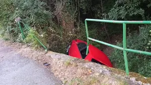 Un conductor borracho se lleva por delante una valla en Echarri-Aranaz y acaba en los matorrales