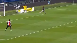 Video del fallo del meta del Feyenoord: pudo haber sido el gol más fácil de la historia de Osasuna