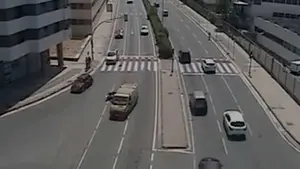 VÍDEO| Arrolla a una moto en Pamplona y se da a la fuga: piden ayuda para localizarle