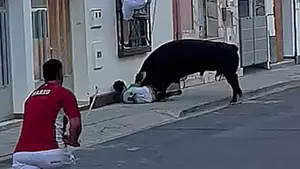 Grave cornada en el encierro de Lodosa: salvado por un torniquete de la Policía Foral