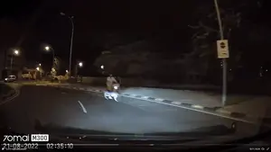 Circula de noche, con una bici eléctrica y en sentido contrario: graban la imprudencia del ciclista