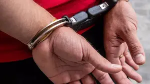 Detenido por pegar a su novia y amenazarla con un cuchillo si no abandonaba un piso