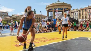 El baloncesto toma la Plaza del Castillo: cientos de jugadores se citan en el centro de Pamplona