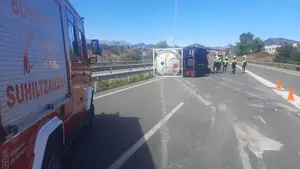 Herido el conductor de un camión cisterna tras volcar en la Ronda de Pamplona