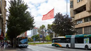 Pamplona ordena retirar la gran bandera de Navarra de la plaza de los Fueros