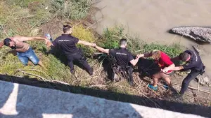 Una cadena humana permite salvar a una mujer que se había caído al río