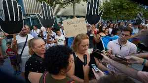 Las imágenes de la multitudinaria concentración del colectivo gitano en Pamplona por un incidente