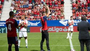Asier Martínez recibe el merecido homenaje de la afición de Osasuna en El Sadar