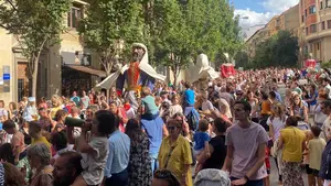 V&Iacute;DEO | Una marea de pamploneses acompa&ntilde;a a la Comparsa en su primera salida desde San Ferm&iacute;n
