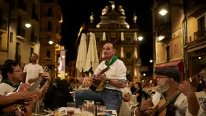Música, vinos, policía y fiesta en el segundo juevincho de septiembre en Pamplona