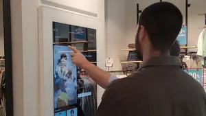 La futurista nueva tienda de ropa en Pamplona donde se compra dentro del probador