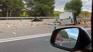 Herido grave y trasladado en helicóptero tras una salida de vía en la AP 15, en Navarra