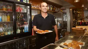 El 'secreto' del bar Montblanc en Pamplona: 50 años de éxito con su comida casera