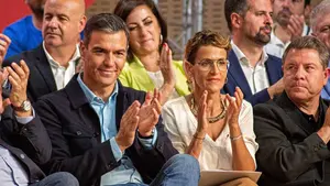 Pedro Sánchez hace oficial el traspaso de tráfico a Navarra y le regala 7 coches a Chivite