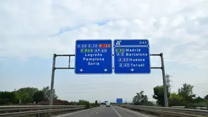 Muere un hombre en la A-68 arrollado por un camión: se había bajado del coche por una avería