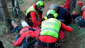 Cortan una carretera en Navarra para evacuar a un ciclista con una grave lesión