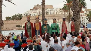 VÍDEO | Los gigantes de Tafalla encandilan con sus bailes por las calles de Peñíscola