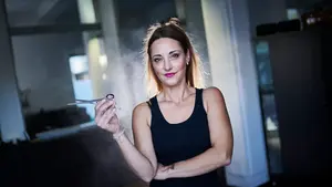 Ainhoa Iribarren, la peluquera pamplonesa que lleva media vida dedicada al corte de caballero