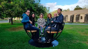 El curioso banco que se balancea: la nueva 'atracción' de un parque de Pamplona