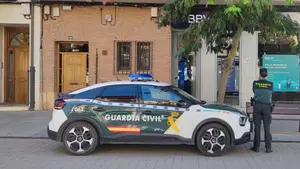 En busca y captura: huye tras atracar un banco en Navarra con un cuchillo de grandes dimensiones