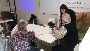 La iniciativa de un grupo universitario para enseñar a personas mayores a usar el móvil en Navarra