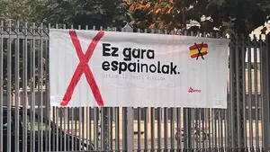 Un instituto de Pamplona permite carteles contra España durante días en su fachada