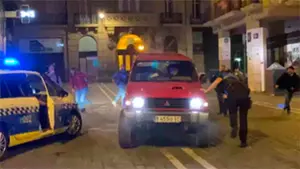 VIDEO| La salvaje huida en Pamplona del coche que ha mandado a cuatro policías al hospital