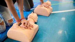 Un gesto que salva vidas: los cursos gratuitos de primeros auxilios de Cruz Roja