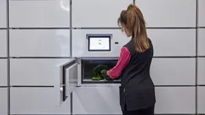 Las novedosas taquillas que un mercado de Pamplona ofrece para recoger la compra