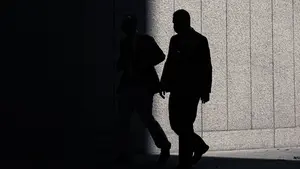 Susto en una localidad navarra: un joven persigue a varios peatones y destroza varios coches