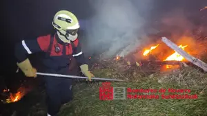 Vecinos de un pueblo navarro ayudan a los bomberos a combatir un fuego muy cerca de su localidad