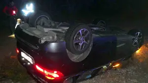 Persecución de película en Navarra: acaba detenido tras saltarse un control y volcar su coche