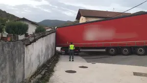 Un camión atrapado durante horas en una calle estrecha de Navarra: auxilian al conductor
