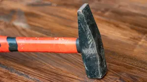 Pelea en un piso alquilado en Pamplona: un inquilino amenaza con un martillo al propietario