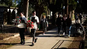 El recuerdo pervive en Pamplona: miles de personas visitan el cementerio por Todos los Santos