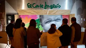 El nuevo graffiti que causa sensación en una de las puertas de El Corte Inglés de Pamplona