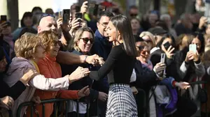 La reina Letizia rompe el protocolo en Tudela y se acerca a saludar a los vecinos congregados