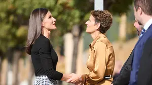 Pitos y gritos de "fuera" a María Chivite a su llegada a Tudela en un acto con la Reina