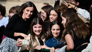 El cálido recibimiento de los vecinos de Tudela a la reina Letizia: las fotos del acto en Navarra