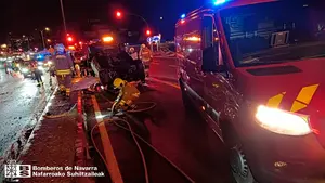 Brutal accidente en uno de los accesos a Pamplona: un coche vuelca y pasa al carril contrario