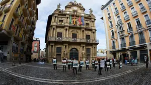15 activistas antitaurinos exigen en Pamplona que no haya festejos taurinos en toda Navarra