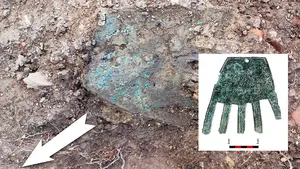 Hallan en Navarra una mano de bronce con la inscripción vascónica más antigua conocida