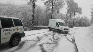 Atrapados en Navarra: la Guardia Civil auxilia a varios conductores sorprendidos por la nieve